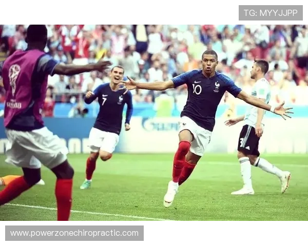 姆巴佩持续提升的速度与技术结合，成为足球场上的新一代闪电选手